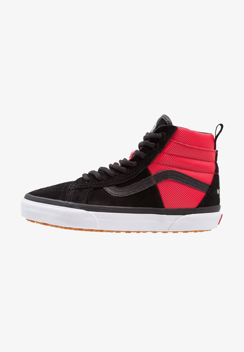 Basket montante avec devant en daim noir et lacets, dos en tissu matelassé rouge, semelle blanche et bande latérale noire.