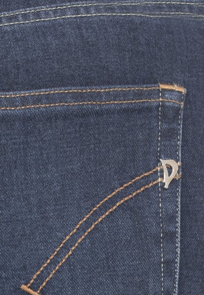 Jeans in denim blu scuro con cuciture a contrasto in marrone chiaro. Un accento di logo argentato è visibile sulla tasca posteriore.