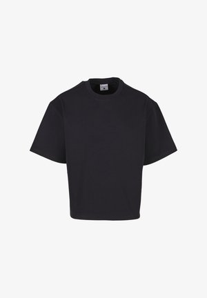 Czarny t-shirt z krótkim rękawem i okrągłym dekoltem o luźnym, pudełkowym kroju, pokazany na białym tle.