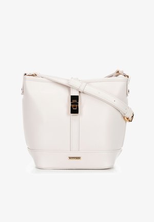 Sac seau en cuir blanc avec une bandoulière amovible, quincaillerie dorée, un fermoir central et une finition texturée. Présente une plaque de logo à la base.