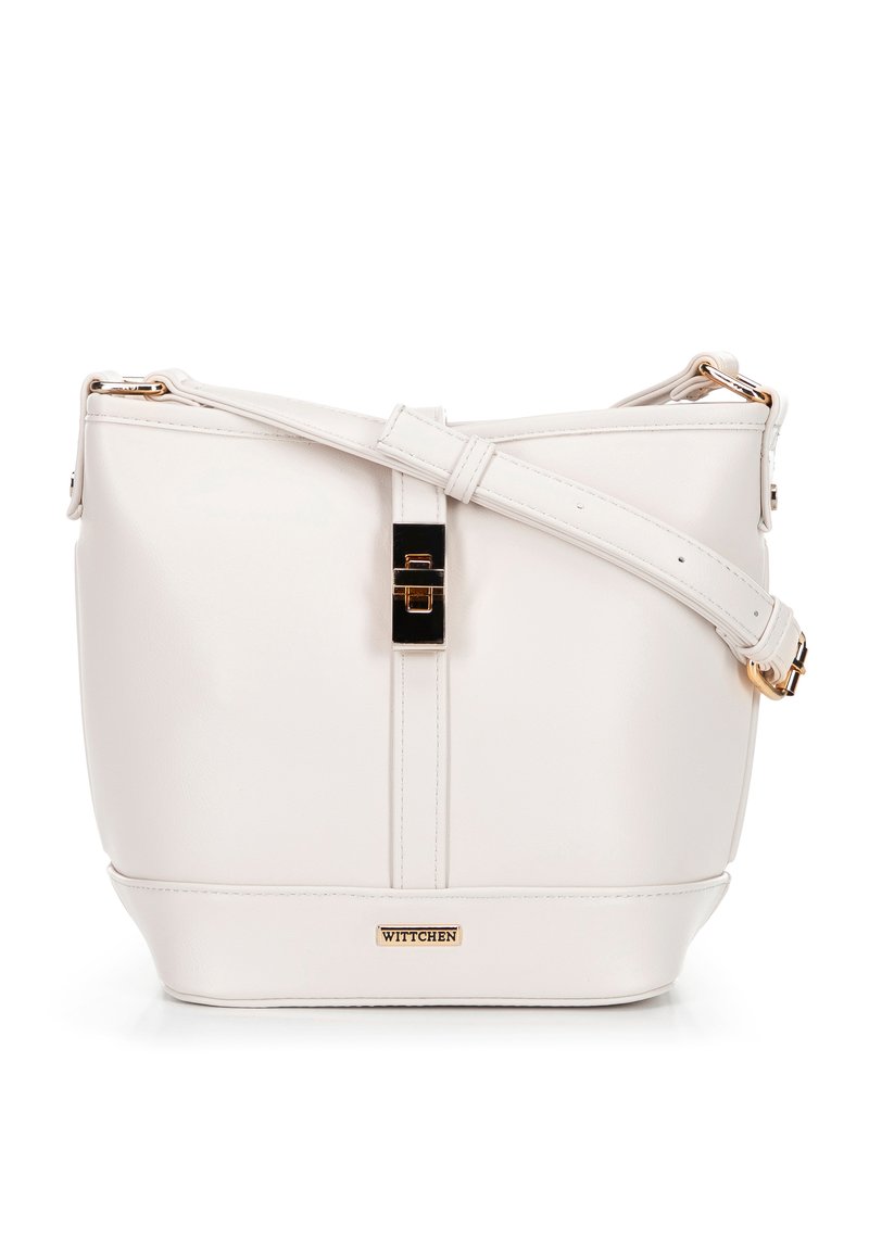 Borsa bucket in pelle bianca con tracolla removibile, accessori in oro, una chiusura centrale e una finitura testurizzata. Presenta una placca con logo alla base.