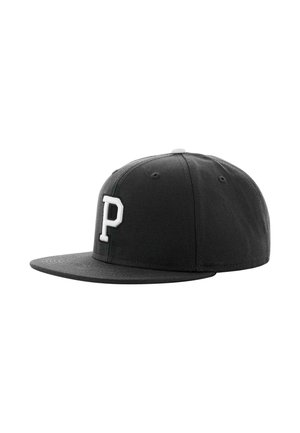 Gorra negra con visera plana, que presenta una letra "P" blanca en relieve en la parte frontal. Hecha de tela con costuras visibles y agujeros de ventilación.