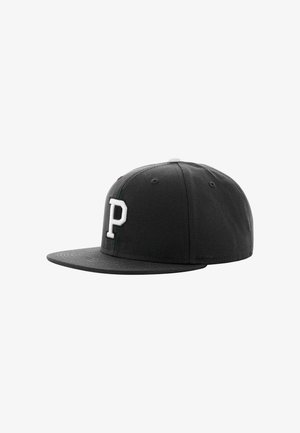 Gorra negra con visera plana, que presenta una letra "P" blanca en relieve en la parte frontal. Hecha de tela con costuras visibles y agujeros de ventilación.