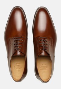 Scarpe da dress in pelle marrone con finitura liscia, presentano un design con lacci, punta arrotondata e dettagli di cucitura discreti sulla tomaia.