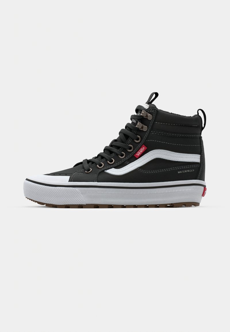 Schwarze wasserdichte High-Top-Sneaker mit einem weißen Seitenstreifen, Metallösen und einer strukturierten Gummisohle mit einem braunen Traktionsmuster.