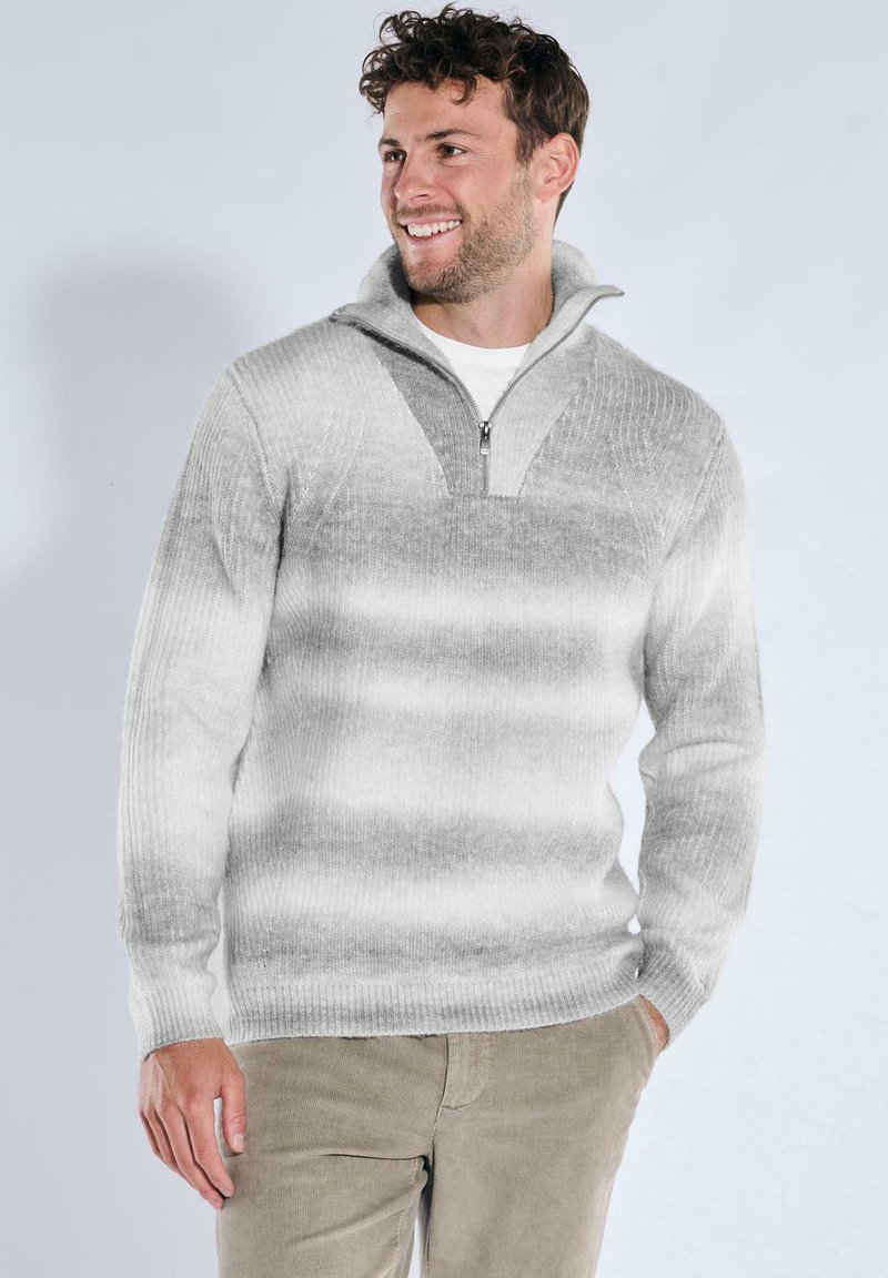 Grau-weiß gestreifter Pullover mit halbem Reißverschlusskragen, gerippter Textur und lockerem Schnitt, getragen über einem weißen Hemd.