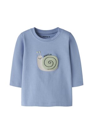 Camiseta azul de manga larga para niño pequeño con un gráfico de un caracol sonriente y la palabra "hello" en la parte delantera.