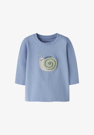 Camiseta azul de manga larga para niño pequeño con un gráfico de un caracol sonriente y la palabra "hello" en la parte delantera.