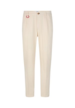 Beige Baumwollhosen mit entspannter Passform, vorne mit Knopfverschluss und einem roten Akzentring an der linken Tasche.