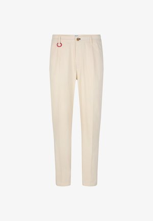 Pantalon en coton beige à coupe décontractée, doté d'une fermeture à bouton sur le devant et d'un anneau accent rouge sur la poche gauche.