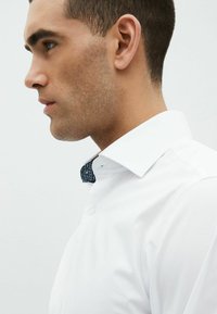 Next FOUR WAY STRETCH SINGLE CUFF REGULAR FIT - Kostymskjorta - white