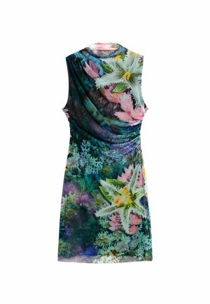 Robe sans manches à col montant ornée d'un imprimé floral vif avec de grandes fleurs blanches et roses sur un fond vert foncé et bleu.