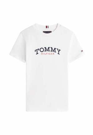 Biała koszulka z krótkim rękawem i okrągłym dekoltem, z napisem "TOMMY" w czerni i "HILFIGER" w czerwieni na środku przodu, mała flaga Tommy Hilfiger na lewym rękawie.