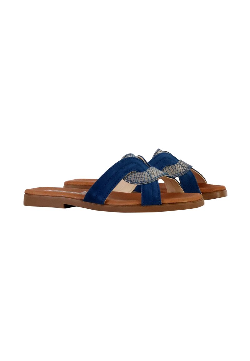 Blauwe suède slide sandalen met een gestructureerde beige accent op de bovenkant. Platte zool en open teen ontwerp voor veelzijdig gebruik.