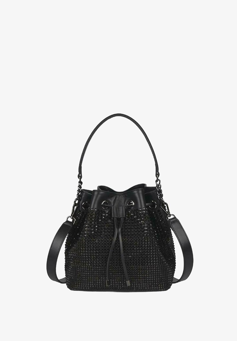 Bolso de hombro negro hecho de material texturizado con un diseño tejido. Presenta una parte superior de cuero, cierre de cordón y correa de hombro ajustable.