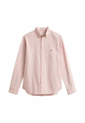 Różowa koszula na długi rękaw z cienkimi pionowymi niebieskimi paskami, kołnierzykiem zapinanym na guziki, kieszenią na piersi i zaokrąglonym dołem.