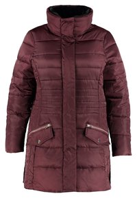 Giubbotto imbottito bordeaux con collo alto, tasche con cerniera sul petto e sui lati, caratterizzato da un design trapuntato e tessuto liscio e resistente all'acqua.