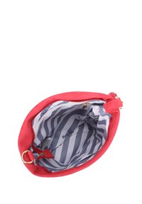 Rote Wildledertasche mit runder Form, Reißverschluss und einem gestreiften Innenfutter in Blau und Weiß mit einer kleinen Tasche.