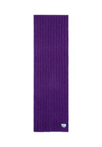 Vijoličast rebrast šal, izdelan iz mehkega materiala, z teksturiranim zaključkom in majhnim tkanim znakom na enem koncu.