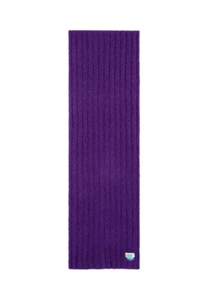 Lila gerippter Schal aus weichem Material, mit einer strukturierten Oberfläche und einem kleinen gewebten Etikett an einem Ende.