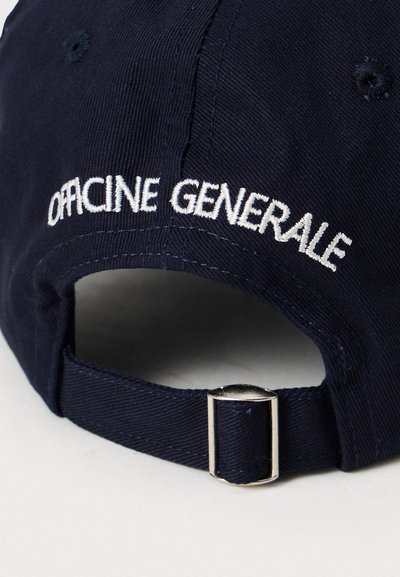 Sötétkék anyagú baseball sapka fehér hímzett "OFFICINE GENERALE" szöveggel és állítható fémbukós-> a hátulján.