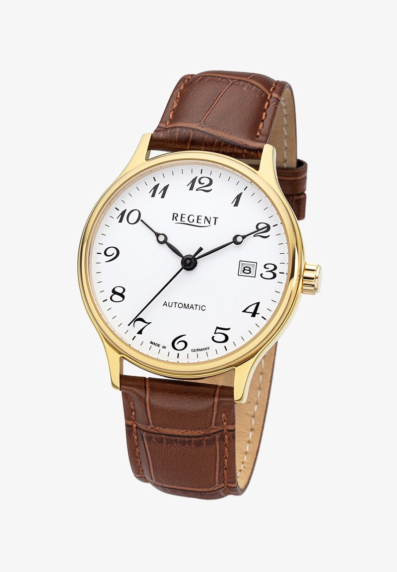 Ronde gouden horloge met een witte wijzerplaat, zwarte Arabische cijfers en een datumaanduiding. De bruine leren band heeft een krokodillenpatroon.