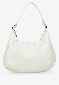 Bolso de piel blanca con forma curvada, una sola correa y cierre de cremallera. Textura suave con detalles de hardware plateado en la correa.
