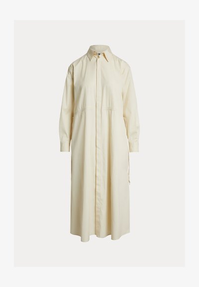 Robe chemise couleur crème à manches longues avec un col classique, boutonnée sur le devant et deux poches latérales ; dotée d'un détail de taille froncée.