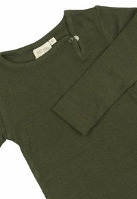 Olijfgroene longsleeve shirt met geribbeld textuur, met een ronde hals en drukknopsluiting op de schouder.
