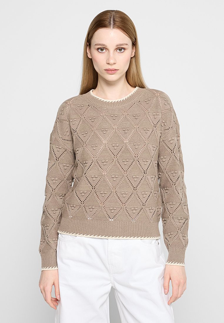 Maglione marrone lavorato a maglia con motivo a diamante e trama aperta. Presenta un colletto rotondo e un bordo a coste con un bordo di un leggero color crema a contrasto.