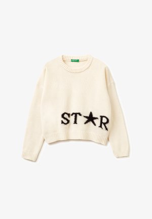 Suéter color crema con escote redondo y textura de punto. Presenta un diseño negro difuso de "ST⭐R" en la parte inferior. Corte corto y ajuste holgado.
