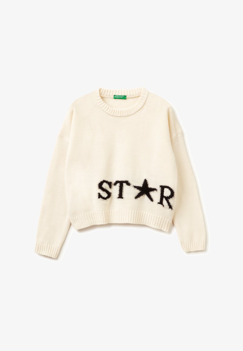 Hellbeiger Strickpullover mit einem gerippten Rundhalsausschnitt und langen Ärmeln. Am unteren Rand befindet sich ein schwarzes grafisches "STAR"-Design.