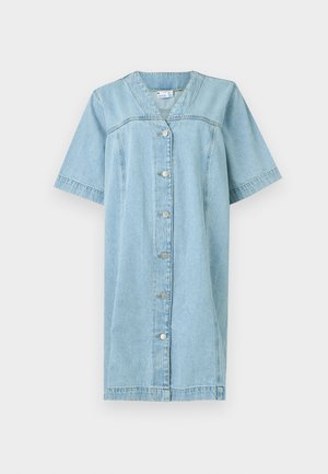 Vero Moda Curve, VMCFONDA V NECK DRESS - Robe en jean - light blue denim