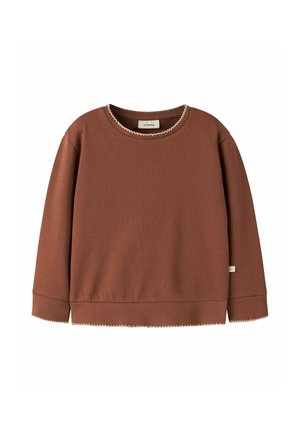 Brun langærmet pullover med hvide zigzag-sømme på krave, manchetter og kant, vist på hvid baggrund.