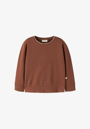 Brun langærmet pullover med hvide zigzag-sømme på krave, manchetter og kant, vist på hvid baggrund.