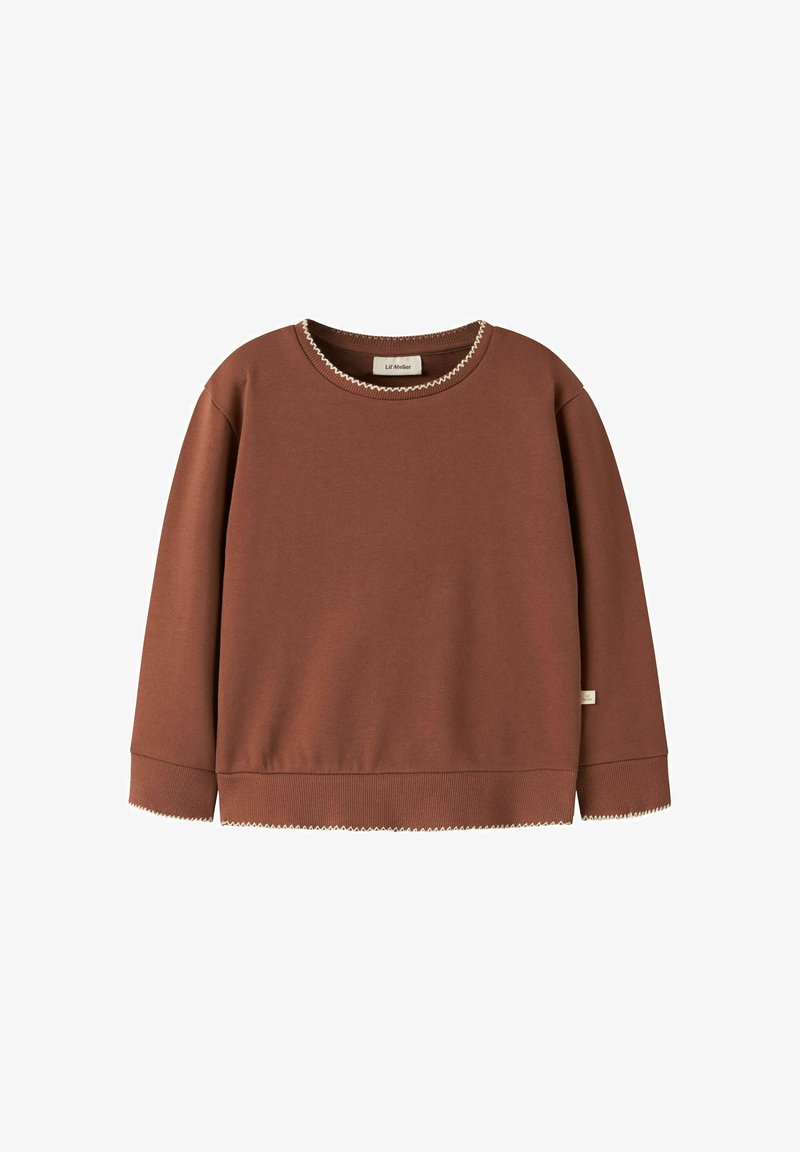 Pull-over marron à manches longues avec des coutures blanches en zigzag sur le col, les poignets et l'ourlet, présenté sur fond blanc.