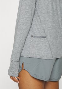 Nike Performance SWIFT - Top dugih rukava - smoke grey