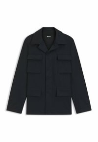 Chaqueta de trabajo azul marino hecha de tejido ligero, con un cuello clásico y cuatro bolsillos frontales. Corte recto con mangas largas.