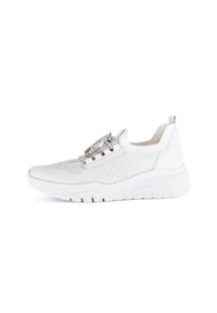 Baskets blanches de sport avec une tige en mesh texturé, des lacets décoratifs argentés, une semelle rembourrée et une semelle extérieure épaisse et striée. Design minimaliste.