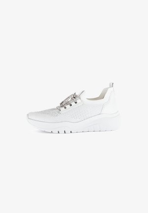 Zapatilla deportiva blanca con una parte superior de malla texturizada, cordones decorativos plateados, suela acolchada y una suela gruesa y estriada. Diseño minimalista.