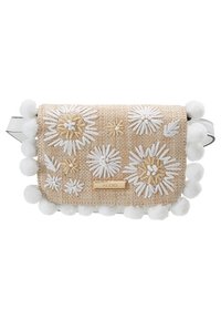 Borsa a tracolla intrecciata color sabbia con ricami floreali bianchi e dettagli a pom-pom, dotata di una placchetta con logo in tonalità oro e chiusura a pattina.