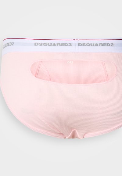 Ροζ ριμπ εσώρουχο με άνοιγμα στο πίσω μέρος, με λευκή μέση με κόκκινες λεπτομέρειες και το λογότυπο «DSQUARED2» τυπωμένο σε ασημί.