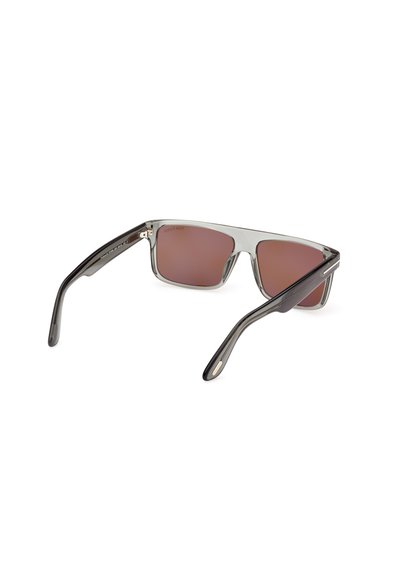 Ochelari de soare cu nuanță gri, cu lentile pătrate, rame gri transparente și brațe gri închis ce prezintă un accent metalic subtil pe lateral.