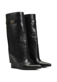 Czarne skórzane botki na koturnie z wysoką, gładką cholewką i szerokim mankietem, z metalicznym akcentem na pasku w okolicy kostki.