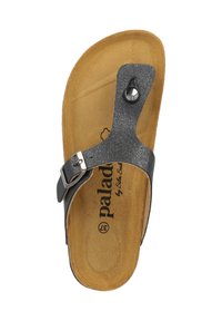Sandalo infradito grigio con una fascetta testurizzata, cinturino metallico regolabile e una soletta marrone imbottita con branding.