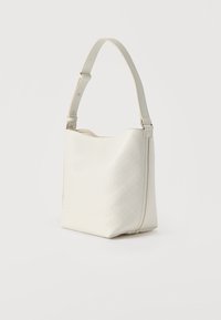 Λευκή τσάντα ώμου από υφή συνθετικό υλικό, με γεωμετρικό σχέδιο, ρυθμιζόμενο λουρί και χαλαρή σιλουέτα.