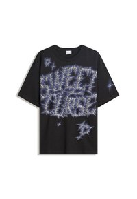 Fekete, oversized póló kék és fehér, tövises graffiti-stílusú felirattal, ami "Sweet Yours"-t ír, valamint kis csillag- és szívformákkal.