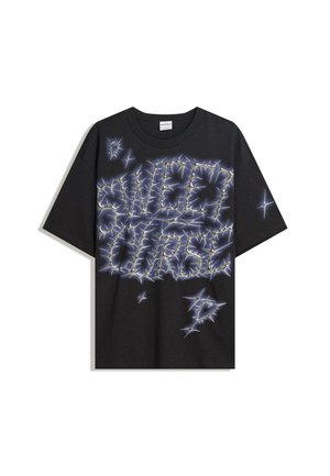 Fekete, oversized póló kék és fehér, tövises graffiti-stílusú felirattal, ami "Sweet Yours"-t ír, valamint kis csillag- és szívformákkal.