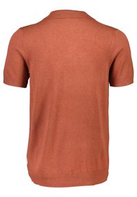 Polo a maniche corte di colore ruggine solido, realizzato in morbido tessuto con superficie testurizzata, con colletto lavorato a maglia e orlo a coste.