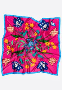 Sciarpa di seta con uno sfondo rosa vivace, bordo blu e motivi floreali in vari colori, tra cui blu, giallo e arancione.